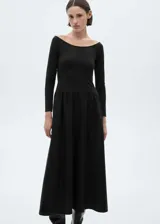 Vestido largo negro de tejido de punto con cuello redondo, corte evasé y detalles fruncidos.