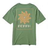 Remera verde con estampado de una flor en el pecho.