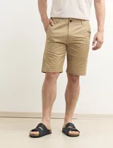 Bermuda de gabardina color verde con bolsillos laterales y traseros.