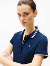 Chomba azul marino de corte slim, confeccionada en algodón elástico. Tiene cuello y mangas ribeteados en blanco, tapeta de cinco botones y logo bordado en el pecho.