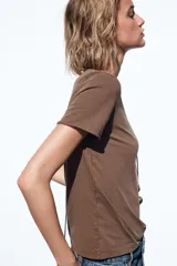 Camiseta marrón de algodón con cuello redondo, corte recto y mangas cortas. Tiene un efecto de lavado que le da un aspecto vintage.