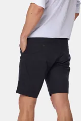 Bermuda clásica color beige confeccionada en algodón con elasticidad, con bolsillos laterales y detalle en bolsillo trasero.