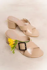 Sandalia tipo zueco de charol rojo con hebilla dorada y taco cuadrado.