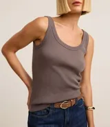 Musculosa gris con escote redondo.