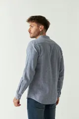 Camisa celeste de lino y algodón con cuello mao, corte semi slim, logo bordado y mangas largas.