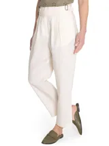 Pantalón de lino color verde, de tiro alto y pierna recta, con cierre cruzado y hebillas en los costados.