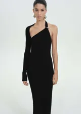 Vestido largo negro de punto fino con diseño asimétrico, un hombro descubierto, manga larga y detalle metálico en el hombro.