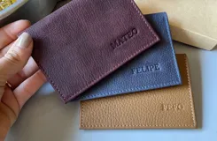 Tarjetero de cuero vacuno color azul con seis ranuras para tarjetas.