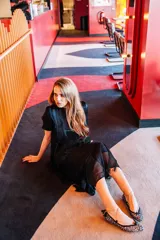 Bailarinas con estampado animal print en tonos blanco y negro, con cordones finos y borlas decorativas.