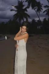 Chaleco largo marrón de tejido de punto, con ganchito en el pecho.