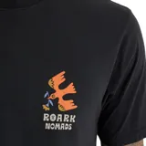 Remera de manga corta negra con cuello redondo y estampado pequeño en el pecho con el logo de la marca Roark Nomads.