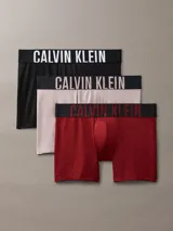 Pack de tres bóxers Calvin Klein modelo Intense Power, confeccionados en tejido de microfibra color negro, beige y rojo. Cintura elástica con logo de la marca.