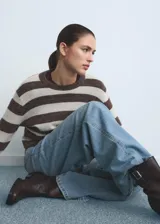 Pantalón de jean celeste de corte wide leg, tiro alto y cinco bolsillos.