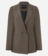Blazer de mujer color marrón, de corte sastre alargado, con solapa ancha, cierre de doble botonadura y bolsillos tipo cuchillo.