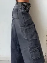 Pantalón cargo de denim gris con bolsillos grandes y apliques de strass.