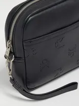 Neceser negro de cuero sintético con monograma CK grabado en relieve, cierre de cremallera, bolsillo exterior y asa de mano desmontable.