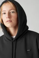 Buzo hoodie negro de Levi's con logo pequeño bordado en el pecho.
