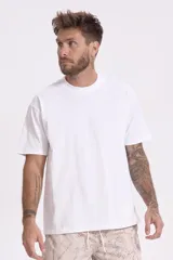 Remera gris de corte clásico y mangas cortas.