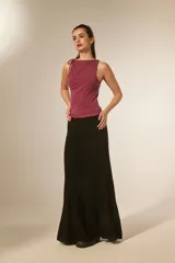 Top sin mangas de viscosa color negro, ajustado al cuerpo, con cuello redondo y frunces asimétricos en el hombro izquierdo.