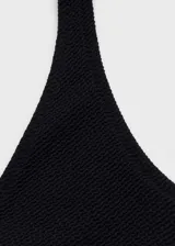 Top de bikini negro con textura, tirantes elásticos, cierre de gancho y escote en pico.