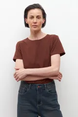 Remera blanca de manga corta y escote redondo, de corte recto y ajuste estándar.