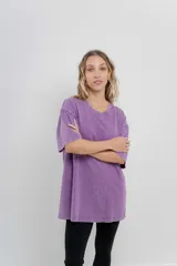 Remera oversize color marrón con efecto lavado, cuello redondo y mangas cortas amplias.