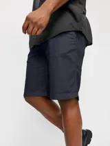 Short chino azul marino de lino y algodón, corte relajado, cintura media con elástico y cordón ajustable, bolsillos frontales y traseros.