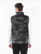 Chaleco Calvin Klein negro con estampado de camuflaje en tonos grises. Tiene cierre de cremallera, cuello alto y diseño acolchado.