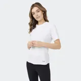 Remera blanca de manga corta con cuello redondo, ajuste ergonómico y detalles de costura en los laterales. Presenta un pequeño logo reflectante en el bajo.