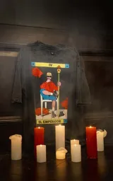 Remera negra con efecto nevado, de manga corta y cuello redondo. Estampado en la espalda con la carta del tarot 'El Emperador'.