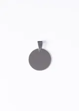 Dije de acero quirúrgico plateado, con forma de medalla redonda lisa de 1.5cm de diámetro.