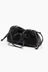 Cartera bandolera negra de tejido revestido con diseño alargado y asas largas. Ajuste con cordón y cierre magnético oculto.