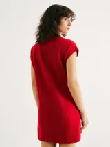 Vestido corto amarillo con cuello redondo, mangas cortas con dobladillo y bolsillo de parche en el pecho.