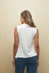 Top negro de cuello alto y sin mangas, con terminación en pico y abertura lateral.