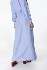 Falda larga color beige, con detalle drapeado en la cintura y abertura lateral.