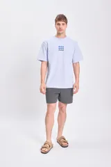 Short de baño gris oscuro con cintura elastizada y cordón ajustable.