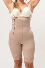 Modelador de abdomen y piernas de alta contención, con broches reforzados laterales y breteles desmontables.