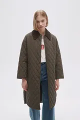 Campera larga acolchada color verde oliva con cuello de pana marrón, cierre frontal con botones a presión y bolsillos laterales.