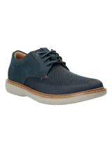 Zapato Hush Puppies modelo Bangu, color azul marino, con capellada combinada en cuero y tejido de red. Ajuste con cordones, forro de cuero y textil, plantilla de cuero y algodón orgánico, y suela Comfort Flex de EVA.