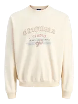 Buzo de manga larga color blanco antiguo (off-white) con cuello redondo y fit holgado. Presenta un estampado frontal con texto que incluye "ORIGINALS STUDIO", "URBAN AESTHETICS" y el número "90" en tonos rosados y dorados.