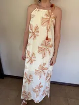 Vestido de lino color natural con bordados de flores color naranja y cordón ajustable en el escote.