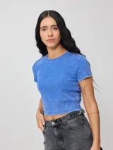 Remera corta celeste con efecto lavado y cuello redondo.