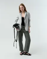 Pantalón crop de gabardina color celeste, con pierna recta, cintura elastizada, cierre metálico y broche niquel en la cartera. Tiene bolsillos a los costados y un bolsillo plaqué en la espalda. Largo hasta los tobillos y tiro medio.