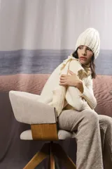 Bufanda tejida color marrón chocolate en punto fantasía con efecto de volado en los bordes.