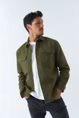 Sobrecamisa azul marino de twill de algodón con cuello clásico, cierre frontal con botones a tono, dos bolsillos de parche con solapa abotonada en el pecho, mangas largas con puños abotonados y corte regular.