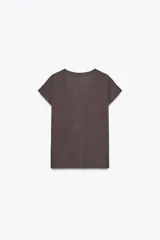 Camiseta color crudo de corte recto, escote en V, manga corta y confeccionada en tejido de algodón y lino.