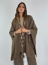 Pashmina de lana de cordero en color tostado, con diseño de trenzas en el frente.