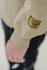 Canguro rosa con cierre parcial, capucha, bolsillo tipo canguro y logo estampado en el pecho y en la manga.