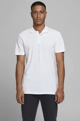 Chomba de piqué blanca con cuello clásico, tapeta de dos botones y calce slim fit.