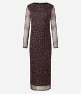 Vestido midi ajustado de tule color marrón con estampado de leopardo negro, cuello redondo y mangas largas transparentes.